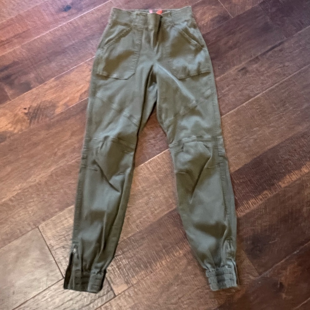 Spanx Stretch Twill Cargo Jogger Pants Washed Darkened Olive Women’s Large Sz sm - Picture 3 of 9